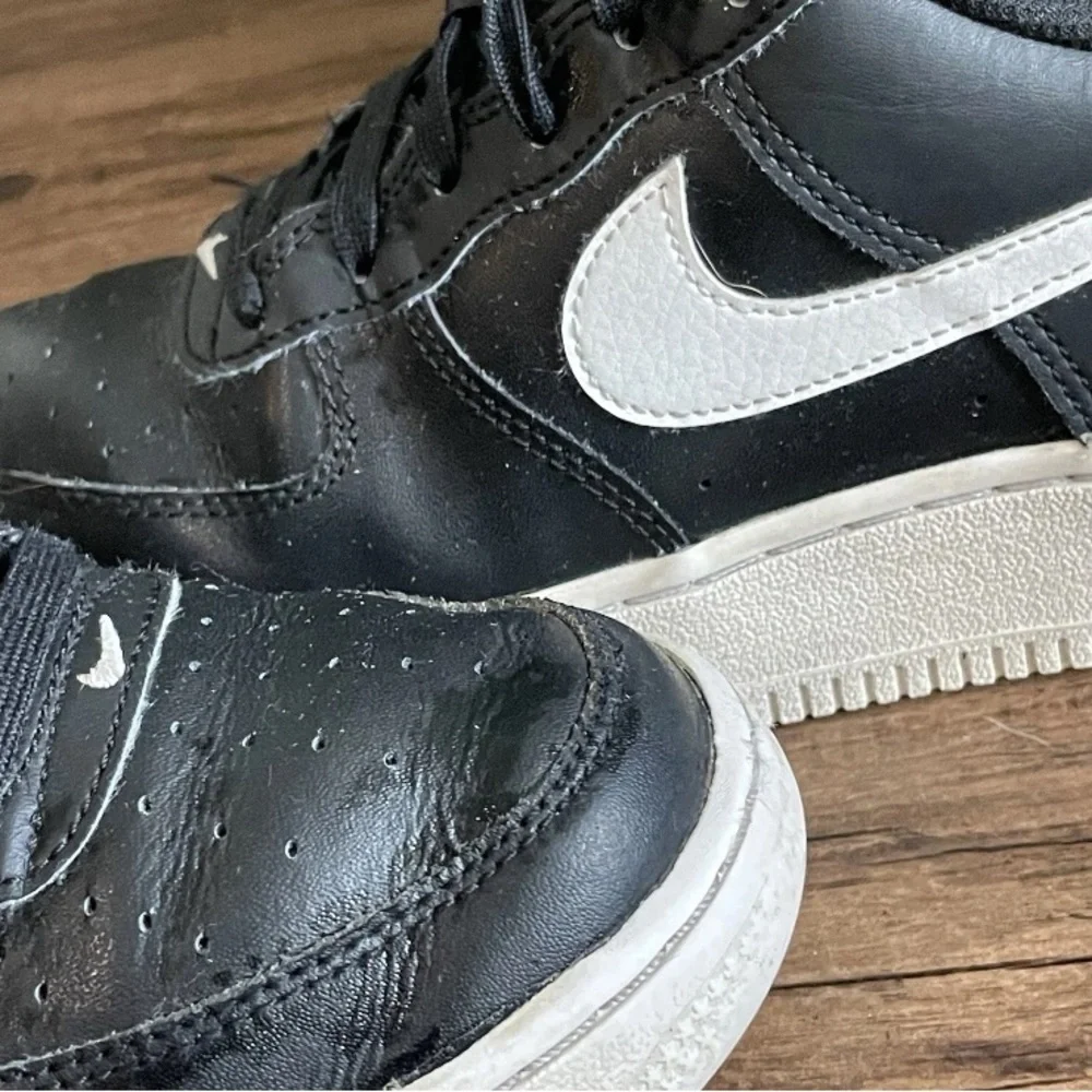 Nike Black and White Sneakers 5Y